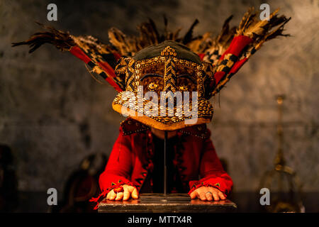Un exemple d'art tribal, y compris ce masque casque à plumes, 'Mwaash aMbooy s um', qui sera mis aux enchères à Summers, Billingsh Banque D'Images