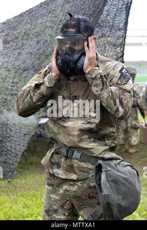 La CPS, le 17 mai 2018. Xavier Morales, un Albuquerque, NM native, affecté à la 35e Brigade d'artillerie de défense aérienne, efface son masque protecteur au cours de la journée de la huitième partie enjeux 2018 Concours meilleur guerrier de l'armée, qui s'est déroulée au Camp Casey, République de Corée, le 17 mai. Le huitième meilleur guerrier de l'Armée de la concurrence est tenu de reconnaître et de sélectionner les plus qualifiés se sont enrôlés et junior sous-officier pour représenter 8 e armée à l'armée américaine meilleur guerrier Pacifique compétition à Schofield Barracks, HI. Le concours permettra également reconnaître l'agent les plus performants, l'adjudant et coréen Banque D'Images