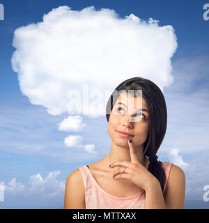 Jolie fille brune dans une expression pensive avec un nuage blanc au-dessus de sa tête Banque D'Images