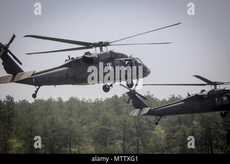 New Jersey Army National Guard UH-60L Black Hawk hélicoptères de la 1e Bataillon d'hélicoptères d'assaut, 150e Régiment d'aviation décoller pour un vol at Joint Base McGuire-Dix-Lakehurst, New Jersey. 15 mai 2018, 15 mai 2018. (U.S. Air National Guard photo par le Sgt. Matt Hecht). () Banque D'Images