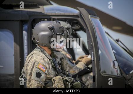 New Jersey Army National Guard Le Sgt. Daniel Rivera, un UH-60L Black Hawk de chef du 1er Bataillon d'hélicoptères d'assaut, 150e Régiment d'aviation, prépare son avion pour un vol à Joint Base McGuire-Dix-Lakehurst, New Jersey. 15 mai 2018, 15 mai 2018. (U.S. Air National Guard photo par le Sgt. Matt Hecht). () Banque D'Images