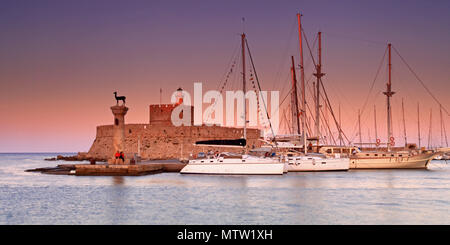 SkylineSunset mandrakin Ville Ios au port de Rhodes, Grèce Banque D'Images