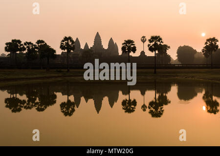 Lever de soleil à couper le souffle antient vieux temple d'Angkor Wat, au Cambodge Banque D'Images