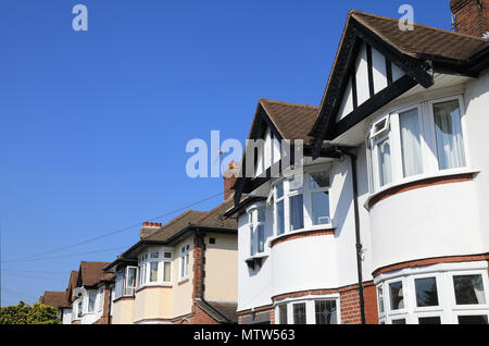 Maisons mitoyennes à New Malden, Surrey, UK Banque D'Images