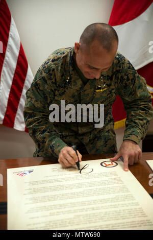 CAMP FOSTER, Okinawa, Japon - Le Général Joaquin F. Malavet signe la Proclamation Militaire enregistre le 24 janvier Camp à bord de Foster, Okinawa, Japon. Bien que traditionnellement, un événement d'une semaine, Marine Corps Community Services conseillers militaires extension enregistre dans un effort pour souligner l'importance de l'argent d'économie et de la gestion des finances publiques. Malavet a déclaré que la stabilité financière est un aspect crucial de prendre soin de Marines et de leurs familles. Pour en savoir plus sur l'épargne et l'investissement visitez le www.militarysaves.org. Malavet est le commandant général du Corps des Marines du Pacifique et Installations Marine Corps Ba Banque D'Images