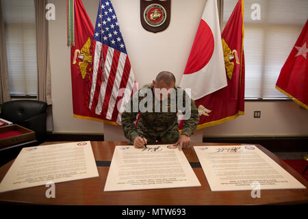 CAMP FOSTER, Okinawa, Japon - Le Général Joaquin F. Malavet signe la Proclamation Militaire enregistre le 24 janvier Camp à bord de Foster, Okinawa, Japon. Bien que traditionnellement, un événement d'une semaine, Marine Corps Community Services conseillers militaires extension enregistre dans un effort pour souligner l'importance de l'argent d'économie et de la gestion des finances publiques. Malavet a déclaré que la stabilité financière est un aspect crucial de prendre soin de Marines et de leurs familles. Pour en savoir plus sur l'épargne et l'investissement visitez le www.militarysaves.org. Malavet est le commandant général du Corps des Marines du Pacifique et Installations Marine Corps Ba Banque D'Images