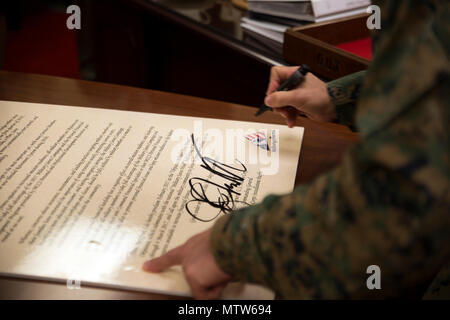 CAMP FOSTER, Okinawa, Japon - Le Général Joaquin F. Malavet signe la Proclamation Militaire enregistre le 24 janvier Camp à bord de Foster, Okinawa, Japon. Bien que traditionnellement, un événement d'une semaine, Marine Corps Community Services conseillers militaires extension enregistre dans un effort pour souligner l'importance de l'argent d'économie et de la gestion des finances publiques. Malavet a déclaré que la stabilité financière est un aspect crucial de prendre soin de Marines et de leurs familles. Pour en savoir plus sur l'épargne et l'investissement visitez le www.militarysaves.org. Malavet est le commandant général du Corps des Marines du Pacifique et Installations Marine Corps Ba Banque D'Images