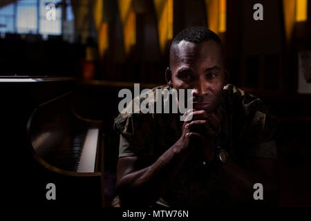 U.s. Marine Corps Sgt Tir. Nelson Bennett Jr., un groupe de travail sur la masse d'Air Maritime urbaniste chargé de 3rd Marine Aircraft Wing (3dMAW), G-3 Opérations, pose pour une photo à la Marine Corps Air Station Miramar chapelle à San Diego, Californie, le 26 avril 2017. Nelson est un musicien qui équilibre sa passion de servir Dieu dans l'église et son pays par le Corps des Marines. (USMC Banque D'Images