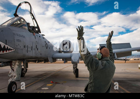 Cody Campbell Senior Airman, 74e Unité de maintenance d'aéronefs, chef d'équipage d'un A-10C maréchaux Thunderbolt II pour une place de stationnement au cours de Flag-West vert 17-03, le 23 janvier 2017, à Nellis Air Force Base, Nevada GFW est un exercice d'entraînement au combat de l'intégration des terres, qui a accueilli 12 A-10 de Moody Air Force Base, Ga. accompagnant l'appareil ont été 130 membres du personnel de maintenance qui ont travaillé autour de l'horloge pour lancer 18 sorties par jour. (U.S. Photo de l'Armée de l'air par le sergent. Ryan Callaghan) Banque D'Images