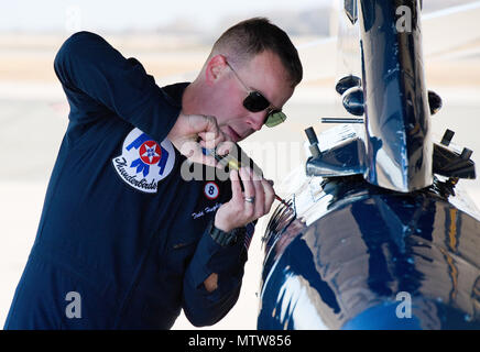 Le s.. Todd Hughes, responsable des avions tactiques, assure un panel sur Thunderbird 8 avant de partir le 25 janvier 2017, à Dover Air Force Base, Del. Hughes a préparé le F-16 Fighting Falcon de l'étape suivante d'un service 9-base, quatre jours de voyage. Coup d'envoi de la saison 2017, les Thunderbirds sont tenues de remplir leurs premier survol du public le 5 février 2017, au Super Bowl LI à Houston, Texas. (U.S. Air Force photo de Roland Balik) Banque D'Images