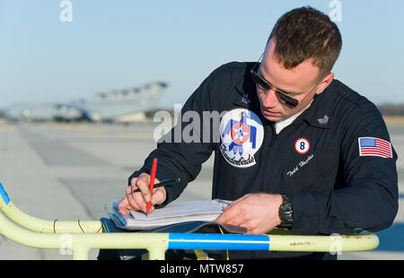 Le s.. Todd Hughes, responsable des avions tactiques, examine les formes d'aéronefs pour Thunderbird 8, un F-16 Fighting Falcon, avant de partir le 25 janvier 2017, à Dover Air Force Base, Del. Hughes a assuré l'appareil était prêt pour la prochaine sortie à Pittsburgh, Pennsylvanie (É.-U. Air Force photo de Roland Balik) Banque D'Images