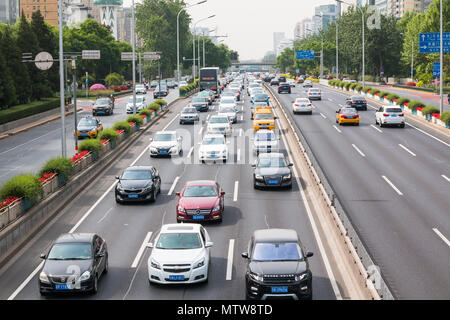 La section de la route à proximité de la station de métro Dongzhimen à Beijing, la capitale de la Chine Banque D'Images