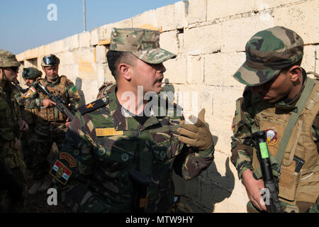 Le Lieutenant de l'armée iraquienne Hager Haider, instructeur des Rangers de l'Iraq, les entraîneurs un Irakien stagiaire Ranger le 23 janvier 2017, Camp Taji, Iraq. Cette formation fait partie de la Force opérationnelle interarmées combinée globale - Fonctionnement résoudre inhérent à la mission de renforcer les capacités des partenaires d'accroître l'efficacité des forces luttant en partenariat avec l'ISIL. (U.S. Photo de l'armée par la CPS. Derrik Tribbey) Banque D'Images