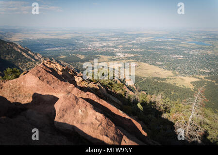 Vue paysage du pic de l'ours à Boulder (Colorado) avec vue sur la ville depuis le sommet. Banque D'Images