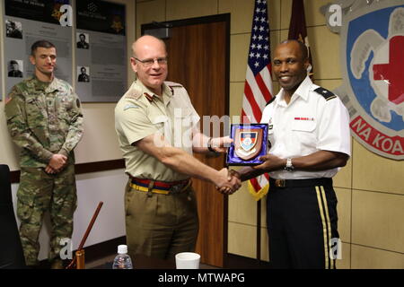 HONOLULU, Hawaii -- (janvier 1985). 25, 2017) Command-Pacific régionales de santé général commandant, le brigadier. Le général Bertram Providence procède à un échange de cadeaux officiels avec Ministère de la Défense du Royaume-Uni chef supérieur, le directeur de la politique médicale, de la paix et de la capacité, le général britannique Martin Bricknell. L'échange suivie d'un engagement mondial pour la santé axés sur la façon RHC-P et United Kingdom Military Medical actifs ont engagé le Ministère de la défense du Vietnam à travers des échanges en la matière dans le passé et à venir devraient également s'efforce de soutenir les pays de l'Asie du Sud-Est dans son déploiement Banque D'Images