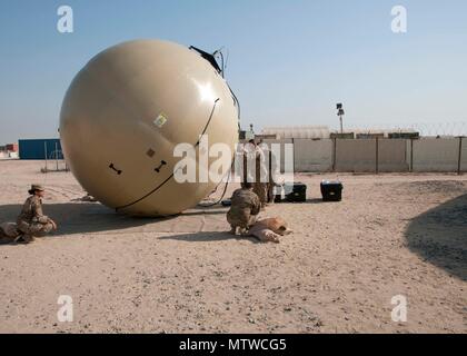 Les soldats de la 369e signal Brigade de soutien pratique l'alignement d'une antenne au sol transmettre recevoir (GATR) balle au camp Arifjan, au Koweït le 10 janvier, 2017. La GATR Ball est un système de communications par satellite portable qui peut être déployée dans des zones éloignées dans une quantité de temps relativement courte. (U.S. Photo de l'armée par le Sgt. Jeremy Bratt) Banque D'Images