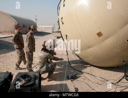 Les soldats de la 369e signal Brigade de soutien pratique l'alignement d'une antenne au sol transmettre recevoir (GATR) balle au camp Arifjan, au Koweït le 10 janvier, 2017. La GATR Ball est un système de communications par satellite portable qui peut être déployée dans des zones éloignées dans une quantité de temps relativement courte. (U.S. Photo de l'armée par le Sgt. Jeremy Bratt) Banque D'Images