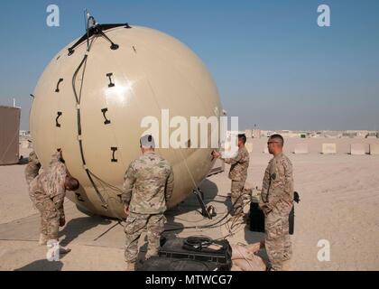 Les soldats de la 369e signal Brigade de soutien pratique l'alignement d'une antenne au sol transmettre recevoir (GATR) balle au camp Arifjan, au Koweït le 10 janvier, 2017. La GATR Ball est un système de communications par satellite portable qui peut être déployée dans des zones éloignées dans une quantité de temps relativement courte. (U.S. Photo de l'armée par le Sgt. Jeremy Bratt) Banque D'Images