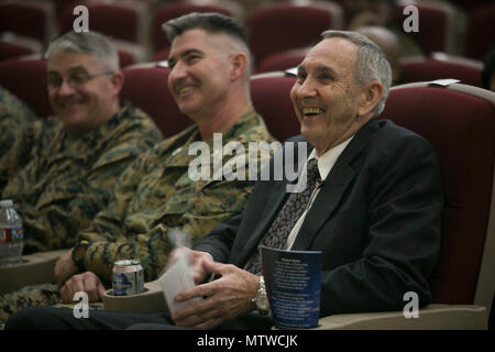 Le Lieutenant-colonel du Corps des Marines américain Frederick Grant à l'écoute des remarques d'un ami proche pendant sa retraite, cérémonie au camp Courtney Theatre, Okinawa, Japon, 27 janvier 2017, après 54 ans de service continu pour le Corps des Marines. Grant a été directeur de l'exercice tactique du groupe de contrôle, III Marine Expeditionary Force, après 38 années de service comme officier de marine et. Grant, de Emporia, Virginie, s'est enrôlé le 2 octobre 1963, et a servi comme fantassin au Vietnam en plus de divers autres enrôlés et officier de billettes. (U.S. Marine Corps photo par Lance Cpl. Bernadette Wi Banque D'Images