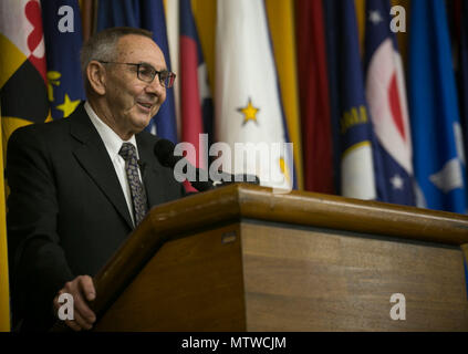 Le Lieutenant-colonel retraité Frederick Grant traite invités pendant sa retraite, cérémonie au camp Courtney Theatre, Okinawa, Japon, 27 janvier 2017, après 54 ans de service continu pour le Corps des Marines. Grant a été directeur de l'exercice tactique du groupe de contrôle, III Marine Expeditionary Force, après 38 années de service comme officier de marine et. Grant, de Emporia, Virginie, s'est enrôlé le 2 octobre 1963, et a servi comme fantassin au Vietnam en plus de divers autres enrôlés et officier de billettes. (U.S. Marine Corps photo par Lance Cpl. Bernadette Wildes) Banque D'Images