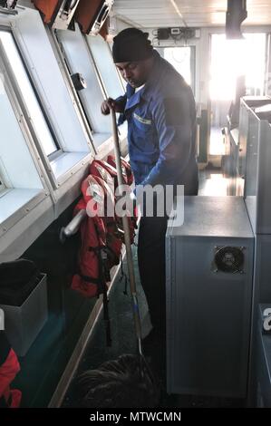 BASE NAVALE, le Koweït Koweït- plus de 30 marins de l'armée est engagée dans une mission de transport à bord du navire de soutien logistique de l'armée, le général Charles P. Gross du Koweït sur la base navale, le 19 janvier 2017. Les mariners transporté une cargaison à Qatar du port de Shuaiba, Koweït et transporté une autre charge pendant le retour.Alors que les Mariners en cours pratiqué plusieurs exercices d'intervention d'urgence maritime y compris l'homme à la mer, le feu, et les exercices de combat. L'équipage était composé de conducteurs de motomarine, ingénieurs, cuisiniers, infirmiers et cependant chaque membre est formé pour effectuer plusieurs tâches en dehors de la portée de t Banque D'Images