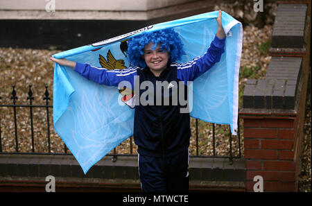 Ventilateur Coventry City contient jusqu'un drapeau au cours de la Sky Bet League Deux parade de promotion à Coventry. Banque D'Images