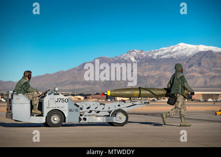 Airman First Class McDonald Connor, à gauche, et le sergent. Tayrell Washington, à la fois 74e Unité de maintenance d'aéronefs de la charge d'armes les membres de l'équipe, utiliser un MJ-1C ascenseur pour transporter une bombe Mark 82 bombe à usage général Flag-West verte 17-03, le 24 janvier 2017, à Nellis Air Force Base, Nevada aviateurs armes activé l'instruction interarmées au cours de l'exercice de deux semaines par le chargement d'armes, l'inspection et l'entretien des systèmes de jets d'armes à sous-munitions. Certaines des munitions live inclus la Marque 82 et 84 bombes à usage général, fortement explosif 30mm rondes et incendiaires le 500 GBU-12 Paveway II livre bombe à guidage laser. (U Banque D'Images