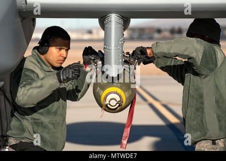 Airman First Class Carlos Quintanilla, gauche, et le sergent. Tayrell Washington, 74e Unité de maintenance d'aéronefs de la charge d'armes les membres de l'équipe, obtenir une marque d'usage général 82 bombe au bas d'un A-10C Thunderbolt II pendant l'Flag-West vert 17-03, le 24 janvier 2017, à Nellis Air Force Base, Nevada aviateurs armes activé l'instruction interarmées au cours de l'exercice de deux semaines par le chargement d'armes, l'inspection et l'entretien des systèmes de jets d'armes à sous-munitions. Certaines des munitions live inclus la Marque 82 et 84 bombes à usage général, fortement explosif 30mm rondes et incendiaires le 500 GBU-12 Paveway II livre-guide laser Banque D'Images