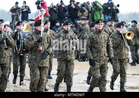 L'Armée Polonaise Marching Band des marches de au cours de la 3ème Armored Brigade Combat Team, 4e Division d'infanterie de l'événement Bienvenue à Karliki Gamme, Zagan, Pologne le 30 janvier 2017. La cérémonie a salué les soldats américains de la 3ème Armored Brigade Combat Team, 4e Division d'infanterie, à la Pologne et comportait également le premier exercice d'entraînement au tir réel entre les deux nations. Les soldats américains sont arrivés en Pologne au début de ce mois pour commencer une rotation de neuf mois à l'appui de l'opération Atlantic résoudre. (U.S. Photo de l'armée par le Sgt. Devone Collins / 24e Appuyez sur Camp de siège) Banque D'Images