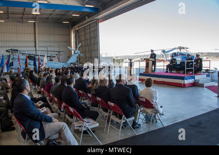 170127-N-wx580-102 SAN DIEGO ( 27 janvier 2017), Vice-président d'Adm. Mike Shoemaker, commandant des Forces aériennes, navales du Pacifique, prononce une allocution lors de la cérémonie de passation de commandement tenue à l'Escadron d'hélicoptères grève maritime (HSM) 41. Le Capitaine David P. Walt soulagé le capitaine Sil A. Perrella en tant que commandant de l'hélicoptère, grève Maritime du Pacifique, de l'aile durant la cérémonie. CHSMWP est chargé de superviser l'exploitation de la Flotte du Pacifique 5 Carrier Air HSM Escadrons de la Flotte du Pacifique, quatre escadrons expéditionnaires opérationnel HSM, un escadron de remplacement de la flotte, une école d'armes et un appui de l'Aviation Banque D'Images