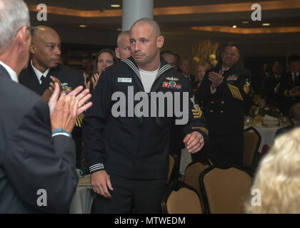 SAN DIEGO (27 janvier 2017) Les communications de l'intérieur 1ère classe Électricien Brent Schermerhorn, affectés à l'USS Preble (DDG 88), se tient après qu'il est annoncé que le Naval Surface active de la Flotte du Pacifique des États-Unis, marin de l'année Mer (soya). La compétition annuelle a commencé avec un domaine de plus de 100 SOYs de mer et commandes à terre autour du Pacifique, avec quatre sélectionnés parmi les commandes de la mer et quatre sélectionnés pour les commandes à partir de la rive de participer à la semaine de soja. (U.S. Photo par marine Spécialiste de la communication de masse 2e classe Zachary D. Bell/libérés) Banque D'Images