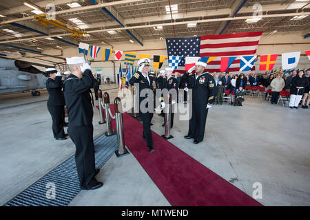 170127-N-wx580-016 SAN DIEGO le 27 janvier 2017,() Le capitaine Sil A. Perrella, commandant de l'hélicoptère, grève Maritime du Pacifique, de l'Escadre, passe par side boys lors de la cérémonie de passation de commandement tenue à l'Escadron d'hélicoptères grève maritime (HSM) 41. Perrella est relevé par le Capitaine David Walt durant la cérémonie. CHSMWP est chargé de superviser l'exploitation de la Flotte du Pacifique 5 Carrier Air HSM Escadrons de la Flotte du Pacifique, quatre escadrons expéditionnaires opérationnel HSM, un escadron de remplacement de la flotte, une école d'armes et de soutien à l'aviation d'un ministère. (U.S. Photo de la marine par les communications de masse Speci Banque D'Images