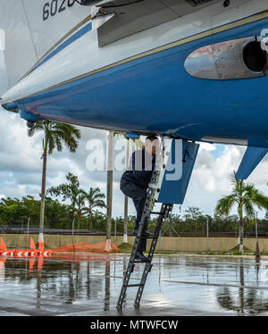 170130-F-WU507-002 : Tech. Le Sgt. Vanessa Schook, 99e Escadron de transport aérien, de bord effectue une inspection de sécurité pré-vol sur un C-20B à Joint Base Andrews, dans le Maryland, le 27 janvier 2017. Saf sont des experts en matière de sécurité, des spécialistes et des artistes culinaires, souvent de préparer des repas à partir de zéro à 30 pieds, à-40,000 tout en assurant la sécurité de l'équipage et les passagers en tout temps. (U.S. Photo de l'Armée de l'air par le conseiller-maître Sgt. Kevin Wallace/libérés) Banque D'Images