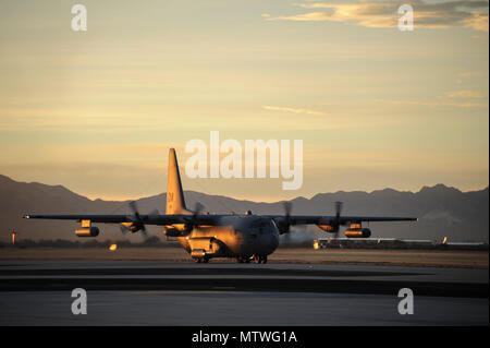 EC-130H Compass un appel affecté à la 55e Groupe de combat électronique décolle de la base aérienne Davis-Monthan Air Force Base, en Arizona, le 10 janvier 2017. Aviateurs de la 355e Escadre de chasse à la Turquie déployée à l'appui de l'opération de groupe de forces interarmées multinationales, l'inhérente effort pour affaiblir et détruire l'État islamique d'Irak et du Levant. (U.S. Air Force photo par un membre de la 1re classe Mya M. Crosby) Banque D'Images