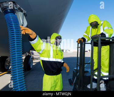 U.S. Air Force d'un membre de la 1re classe Cody George, 60e Escadron de Port Aérien, Travis Air Force Base en Californie, explique ses fonctions de chef Master Sgt. Steven Nichols, 60e Escadre de la mobilité aérienne, commandement en chef lors d'un travaille avec des aviateurs à l'événement programme Janvier 27, 2017 Travis. Le programme comprend l'escadre en interaction avec d'aviateurs canadiens à obtenir une vue détaillée de chaque mission effectuée à Travis. (U.S. Air Force photo/Louis Briscese) Banque D'Images