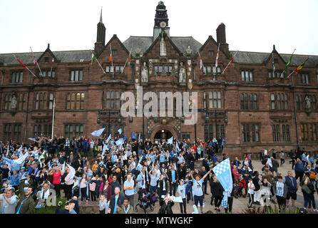 Coventry City fans pendant la Ligue Pari Ciel deux parade de promotion à Coventry. Banque D'Images