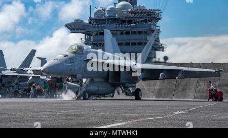 170130-N-BL637-156 OCÉAN PACIFIQUE (jan. 30, 2017) Un F/A-18E Super Hornet affectés à l'Escadron de chasse Grève de Dragons (VFA) 192 décolle du porte-avions USS Carl Vinson (CVN 70). Le groupe aéronaval du navire est sur un déploiement de l'ouest du Pacifique dans le cadre de la flotte américaine du Pacifique visant à étendre la commande et des fonctions de contrôle U.S. 3e flotte. (U.S. Photo par marine Spécialiste de la communication de masse 2e classe Sean M. Castellano/libérés) Banque D'Images