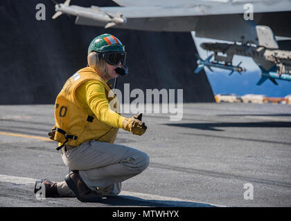 170130-N-BL637-189 OCÉAN PACIFIQUE (jan. 30, 2017) Le lieutenant Dan Didier, de Chesapeake, Virginia, donne le signal pour un F/A-18F Super Hornet de la "chasseurs de primes" de Strike Fighter Squadron (VFA) 2 de décoller du porte-avions USS Carl Vinson (CVN 70) poste de pilotage. Le groupe aéronaval du Carl Vinson est en fonction d'un programme de déploiement de l'ouest du Pacifique dans le cadre de la flotte américaine du Pacifique visant à étendre la commande et des fonctions de contrôle U.S. 3e flotte. Porte-avions de la marine américaine ont patrouillé la grève des groupes Indo-Asia-Pacifique régulièrement et systématiquement pour plus de 70 oui Banque D'Images