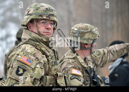 L'ARMÉE AMÉRICAINE Le Général Ben Hodges, commandant de l'armée américaine, l'Europe observe le 2e Escadron, 2e régiment de cavalerie de l'exercice de validation de la formation de l'armée à la 7e zone d'entraînement Grafenwoehr du commandement, de l'Allemagne, le 31 janvier 2017. L'exercice permettra de préparer l'Escadron pour une meilleure présence de l'avant en 2017 et permettra d'assurer les dirigeants de la manœuvre au niveau des troupes sont capables d'intégrer des multiplicateurs de combat au régiment organique et permettra à l'escadron de soldats et d'exécuter une variété de missions tactiques. (U.S. Photo de l'armée par Visual Spécialiste de l'information, Gertrud Zach) Banque D'Images