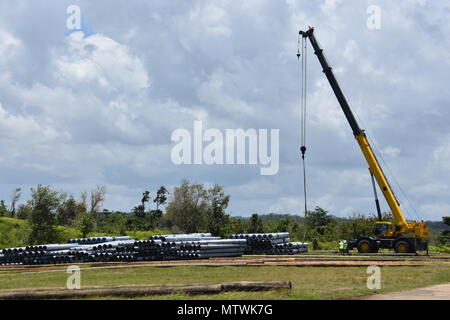 Articles pour le Porto Rico profil mission de restauration sont portées à l'aéroport Aguadilla Cour posage à Aguadilla, Puerto Rico, le 24 mai. Le projet de loi de matériaux USACE Squad sur la cession par la FEMA supervise l'achat et la distribution de tous les nomenclature pour la mission. Banque D'Images