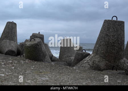 Rochers brise-lames en béton avec la mer en arrière-plan Banque D'Images