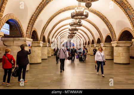 Le hall central de la station de métro Zoloti Vorota, Kiev, Ukraine Banque D'Images