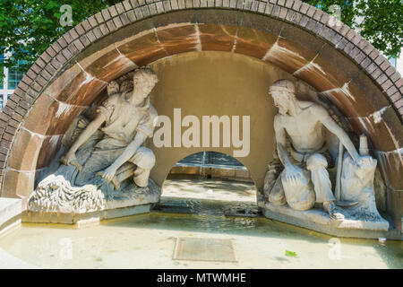 Bristol Harbourside, du front de mer, le Roi George V memorial fountain, England, UK Banque D'Images