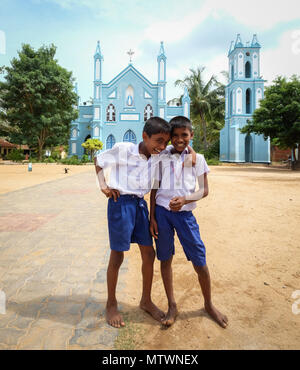 Colombo, Sri Lanka - Sep 8, 2015. Les garçons en uniforme jouant au cour de l'école à Colombo, Sri Lanka. Colombo est la ville la plus peuplée du Sri Lanka. Banque D'Images