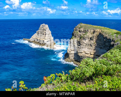 La célèbre Porte d'Enfer au nord de Grande-Terre en Guadeloupe. C'est une gorge qui protège une baie et une plage en son sein, par le bruit des vagues de l'océan par une barrière de corail, à l'entrée de la lagune. Banque D'Images