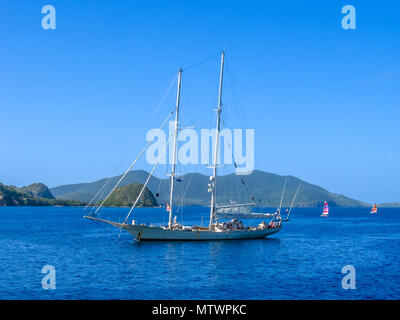 Voilier navigue dans les eaux de l'archipel des Saintes, en Guadeloupe dans le bleu de la mer des Caraïbes. Banque D'Images