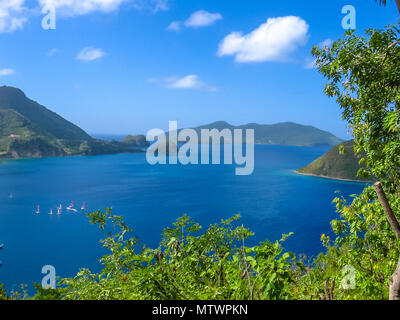 De spectaculaires surplombent la baie de Anse du bourg de Terre-de-Haut, considéré comme la troisième baie du monde de la beauté. De l'archipel des Saintes, à 15 kilomètres de la Guadeloupe, Antilles, Caraïbes. Banque D'Images