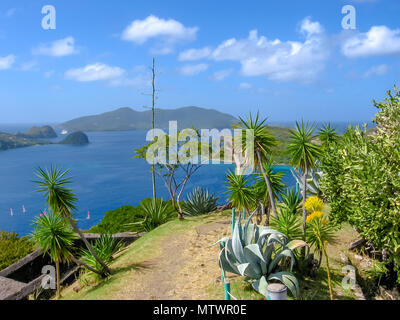 De spectaculaires surplombent la baie de Anse du bourg de Terre-de-Haut de la célèbre Fort Napoleon, archipel des Saintes, à 15 kilomètres de la Guadeloupe, Antilles, Caraïbes. Banque D'Images