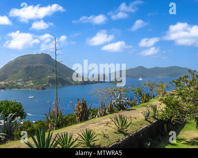 De spectaculaires surplombent la baie de Anse du bourg de Terre-de-Haut de la célèbre Fort Napoleon, archipel des Saintes, à 15 kilomètres de la Guadeloupe, Antilles, Caraïbes. Banque D'Images