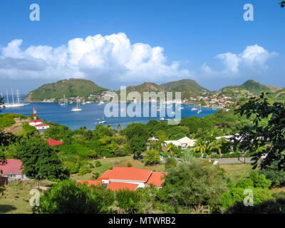 De spectaculaires surplombent la baie de Anse du bourg de Terre-de-Haut, considéré comme la troisième baie du monde de la beauté. De l'archipel des Saintes, à 15 kilomètres de la Guadeloupe, Antilles, Caraïbes. Banque D'Images